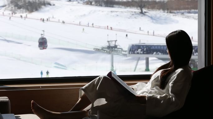 滑雪场度假酒店少女
