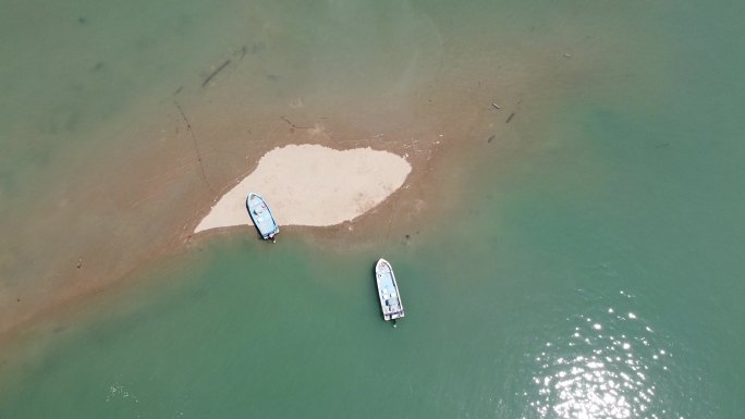 航拍大海港口船坞浅滩沙滩船舶