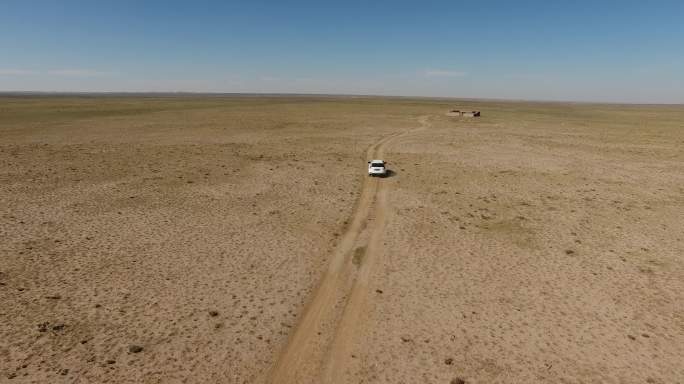 航拍沙漠荒漠跟车白车SUV