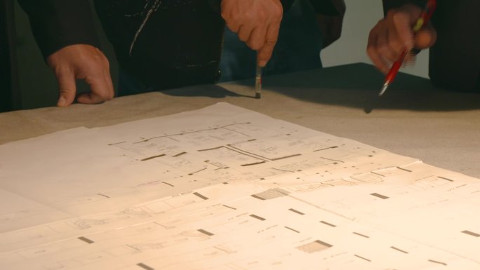 设计研发图纸工程师建筑设计师团队看图纸