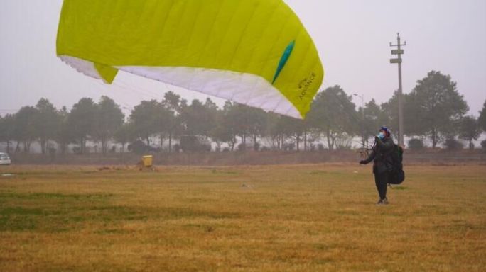 4K滑翔伞运动员赛前准备空镜