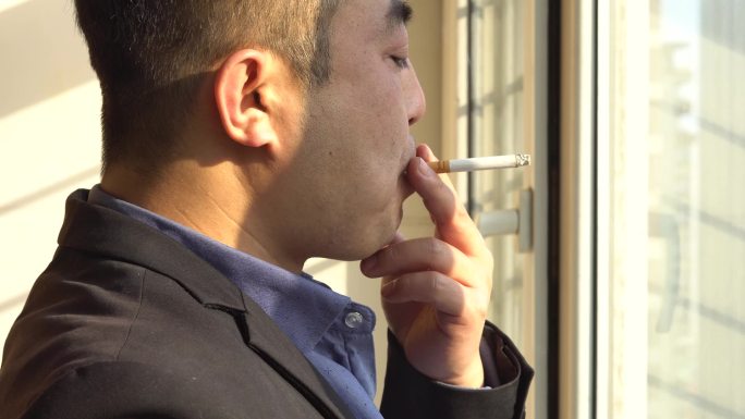 【原创】商务中年成功男人窗前抽烟背影