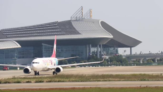 实拍南昌昌北机场飞机排队进入滑行道