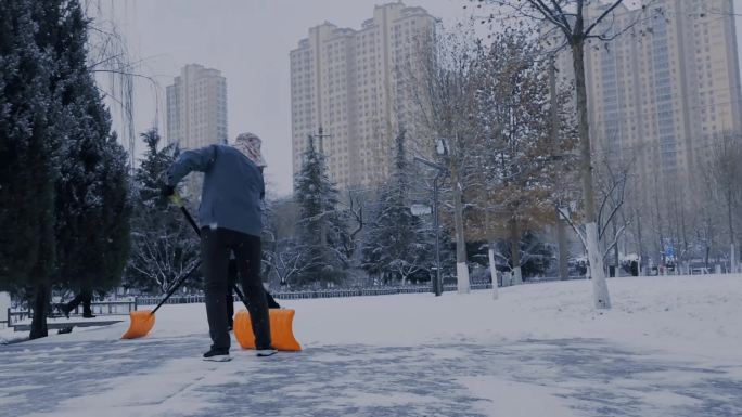 铲雪的环卫工人