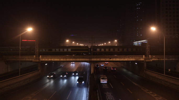 夜晚城市，绿皮火车驶过，街景夜景