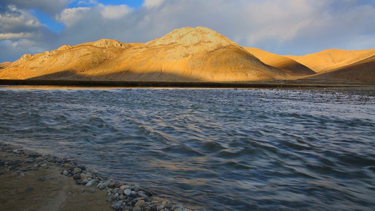 航拍中国西藏昌都八宿县邦达草原的黄昏