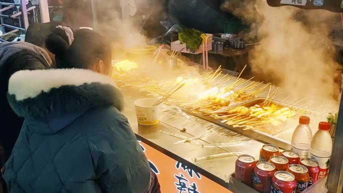 烟火气小吃街烤生蚝烧烤麻辣烫步行街美食集