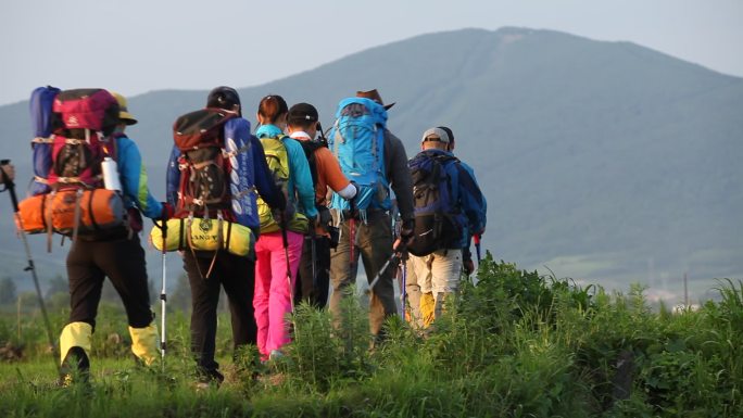 山区户外徒步行走