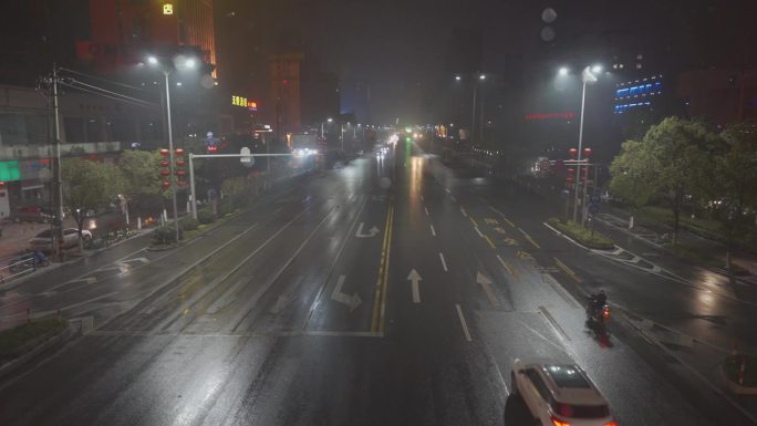 夜晚车流霓虹灯雨水玻璃前景