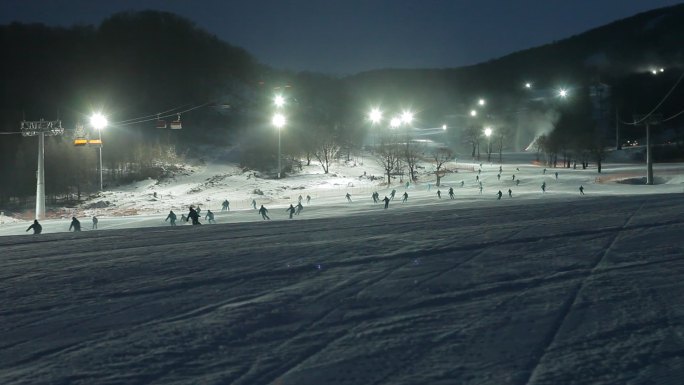 滑雪场夜滑