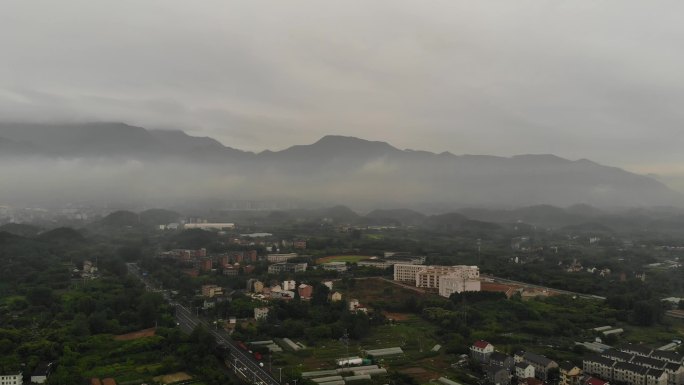 航拍雨后起雾的小县城2.7K