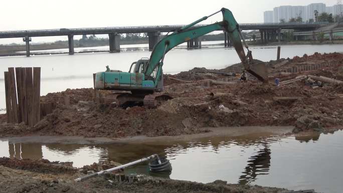 4K河道治理挖掘机水上施工作业恶劣环境