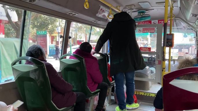 公交车上看似孤独的老年人
