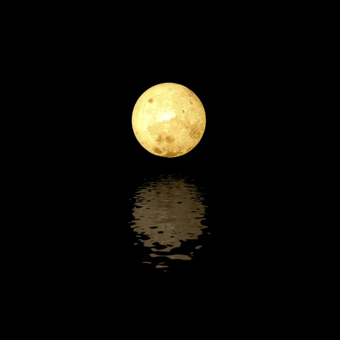 月亮从水面升起月亮和水面的倒影