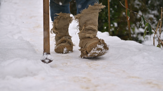 茶马古道寒冬雪景背夫穿草鞋雪地中行走