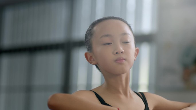 小女孩练习芭蕾舞蹈练习室小天鹅