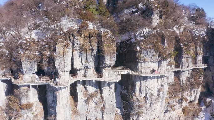 4K航拍陕西汉中龙头山雪景栈道