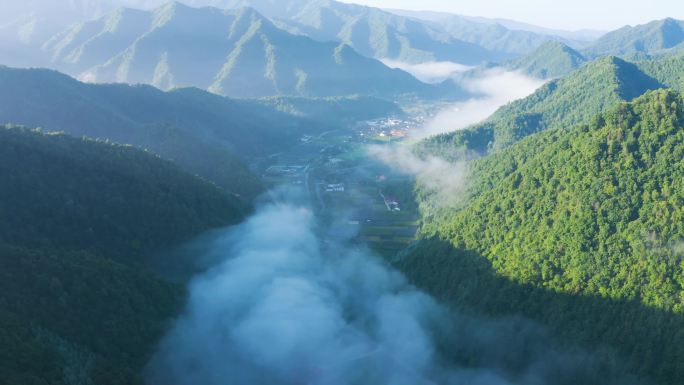 4K航拍陕西秦岭乡村小镇云海