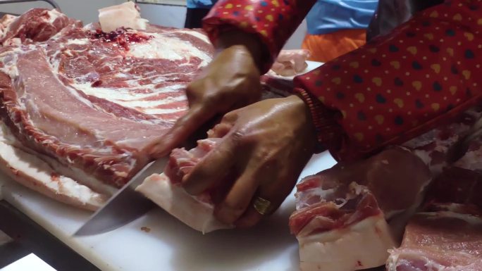 屠户肉贩卖肉分割肉实拍特写