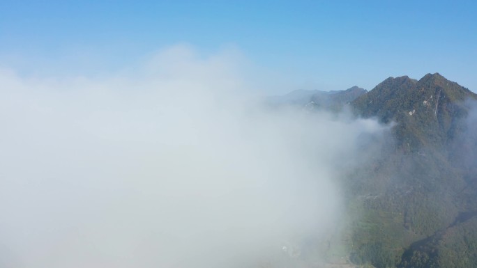 4K航拍穿过云雾的秦岭山区秋景