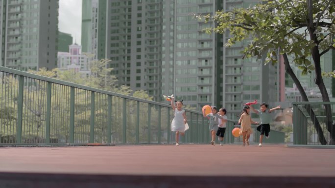 公园孩子奔跑欢乐笑脸快乐气球纸风车未来