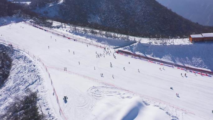 4K航拍陕西汉中龙头山滑雪场