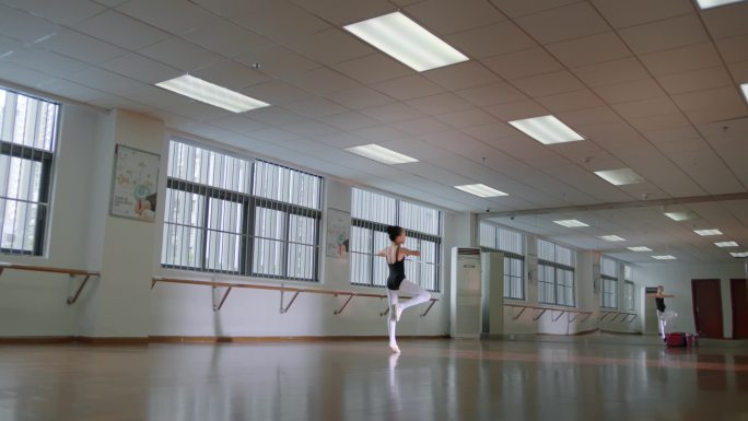 小女孩练习芭蕾舞蹈练习室小天鹅