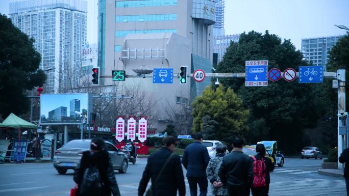 贵阳街头红绿灯路口行人红路灯变化