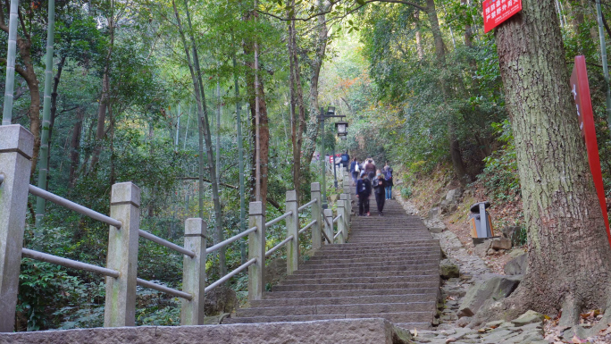 户外运动登山下山实拍视频