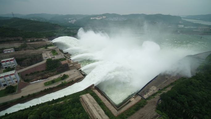 4K黄河小浪底水库航拍俯瞰水利工程泄洪