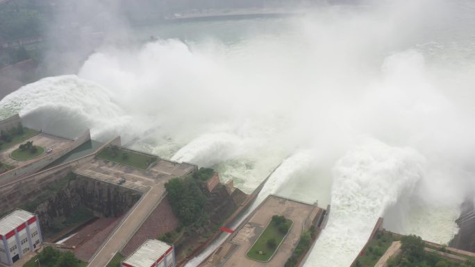 4K黄河小浪底水库航拍俯瞰水利工程泄洪