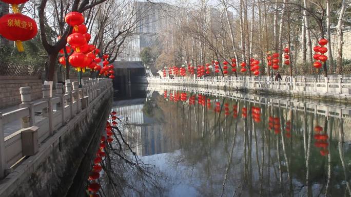 山东济南：护城河畔大红灯笼高高挂迎新年