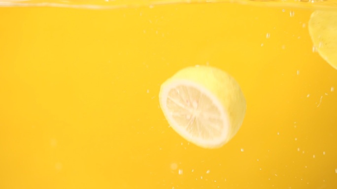 柠檬两半入水一个出画