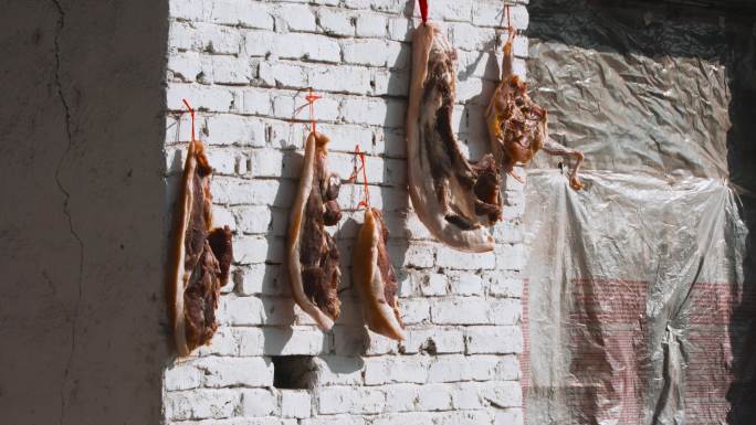 4k过年回家春节前农家挂在墙外的腊肉