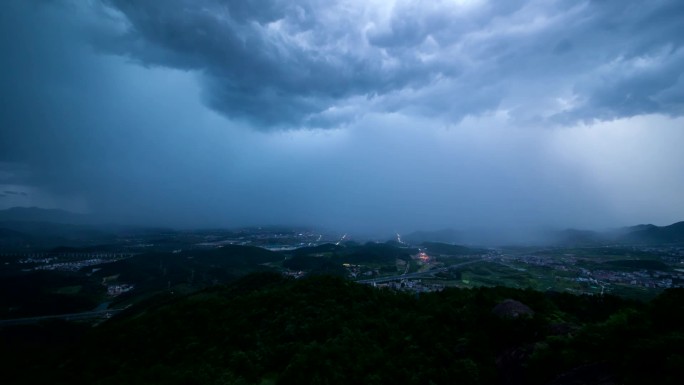 暴风雨来临乌云密布大雨来袭