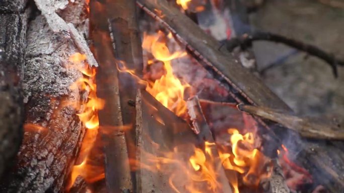 实拍烧火烤，材火堆，农村氛围。
