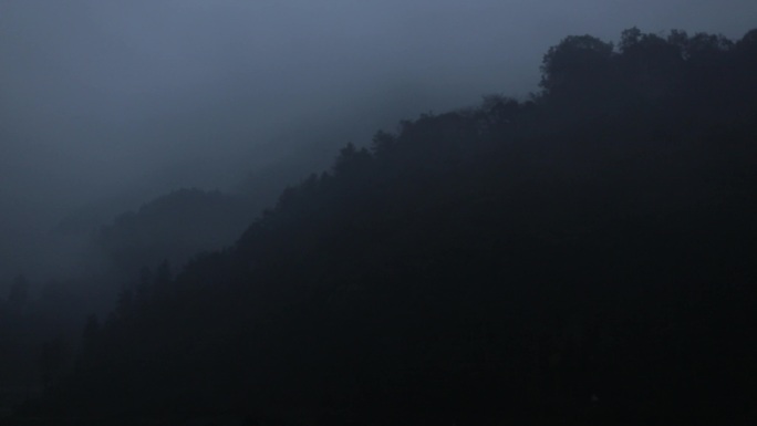 4K黎明浓雾下的大山01