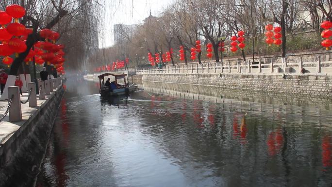 山东济南：护城河畔大红灯笼高高挂迎新年