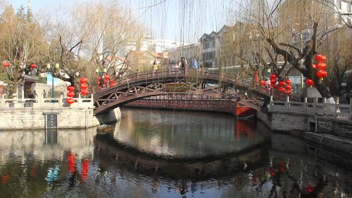 山东济南：护城河畔大红灯笼高高挂迎新年