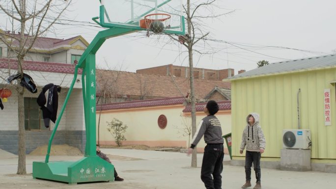 农村小孩打篮球