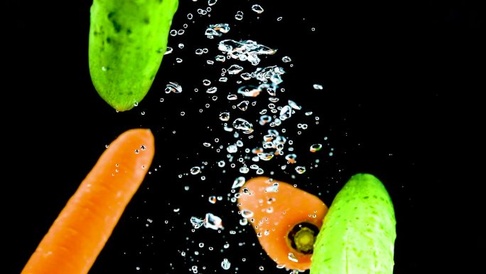 高速拍摄落入水中的蔬菜