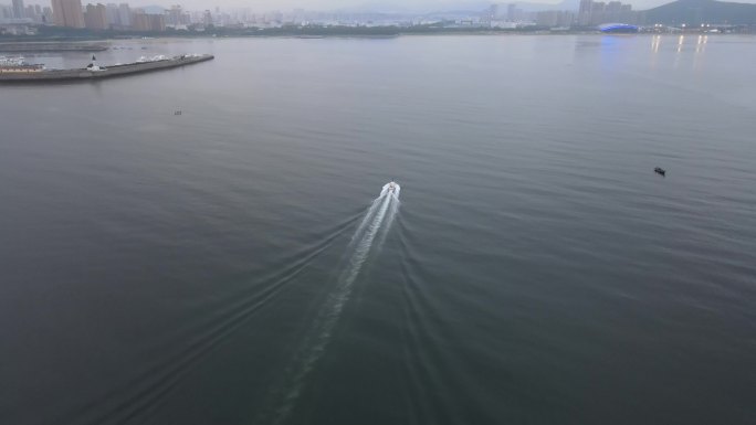 海面上高速航行的一条快艇4K