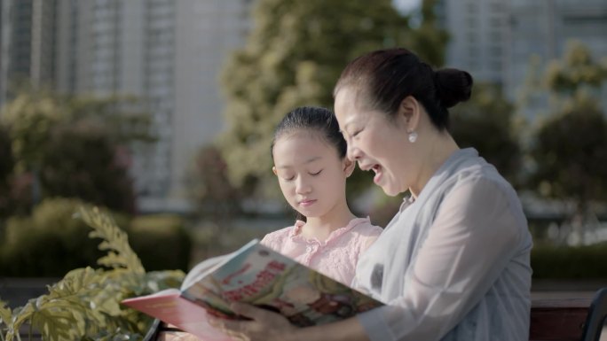 外婆奶奶外孙女陪伴公园夕阳阅读