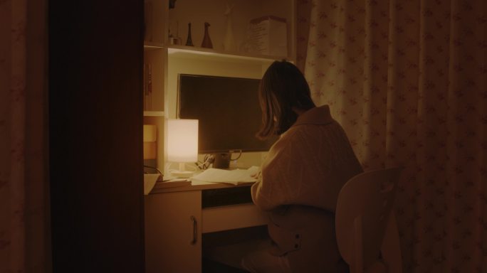 【6K原创视频】夜晚一个人看书写作业复习