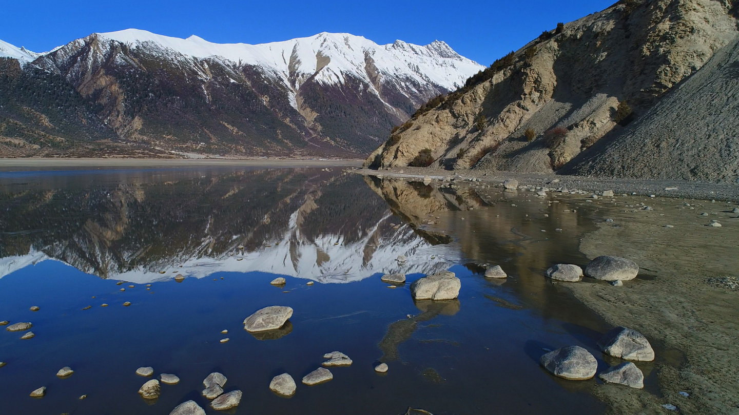 航拍中国西藏然乌湖雪山倒影