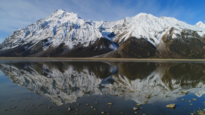 航拍中国西藏然乌湖雪山倒影