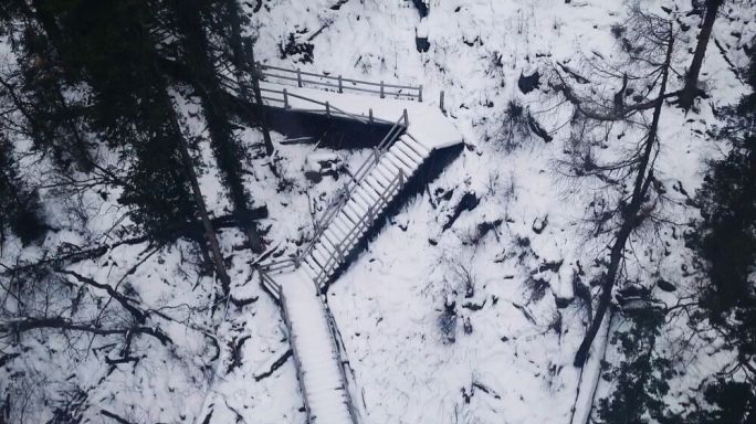 4K实拍雪山俯瞰穿梭景色