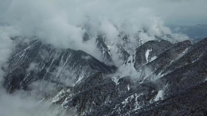 川西高原森林雪景航拍穿云