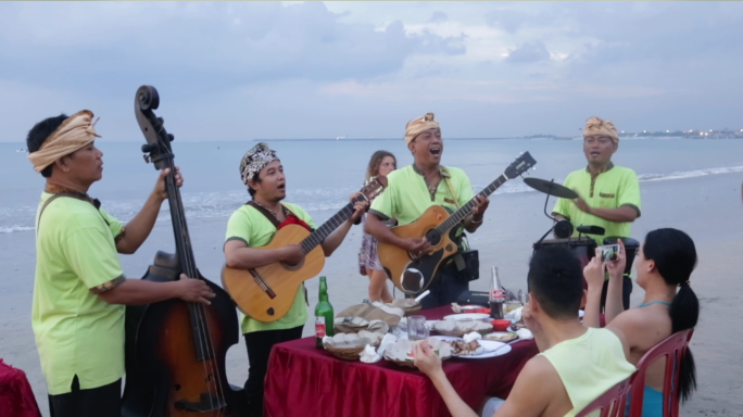 巴厘岛蓝梦岛海滩烧烤驻唱乐队