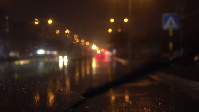 雨夜行车